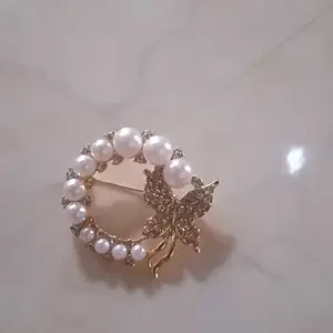 【lingerly】Mutiara Kupu-kupu Bros Bulat Mengkilap Indah Aksesoris Cosplay Pakaian Pakaian Z