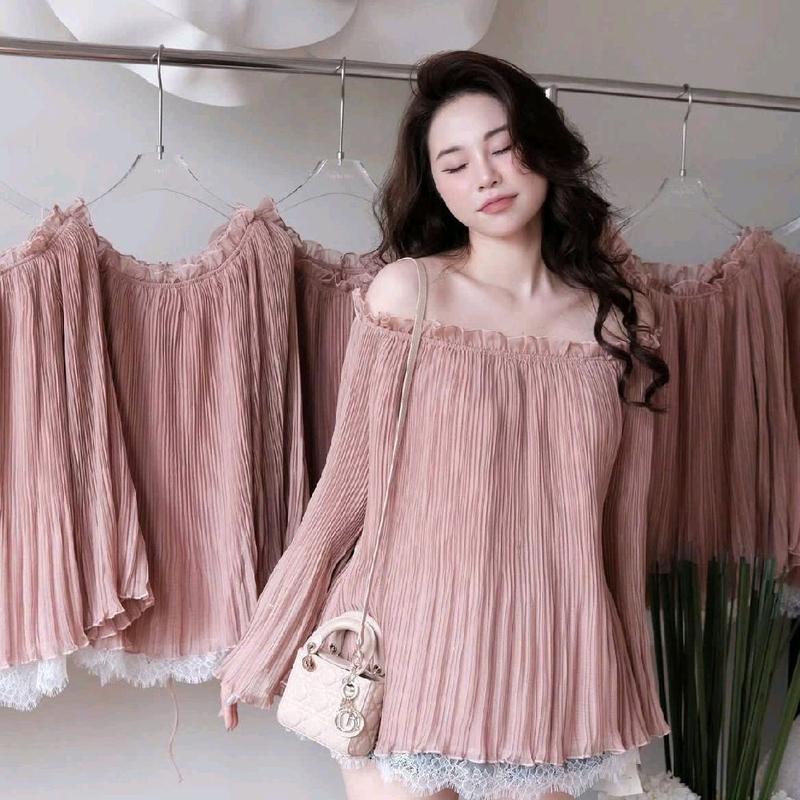 Áo trễ vai màu hồng dập ly,hàng hai lớp cách điệu phong cách tiểu thư dành cho nữ. hoa