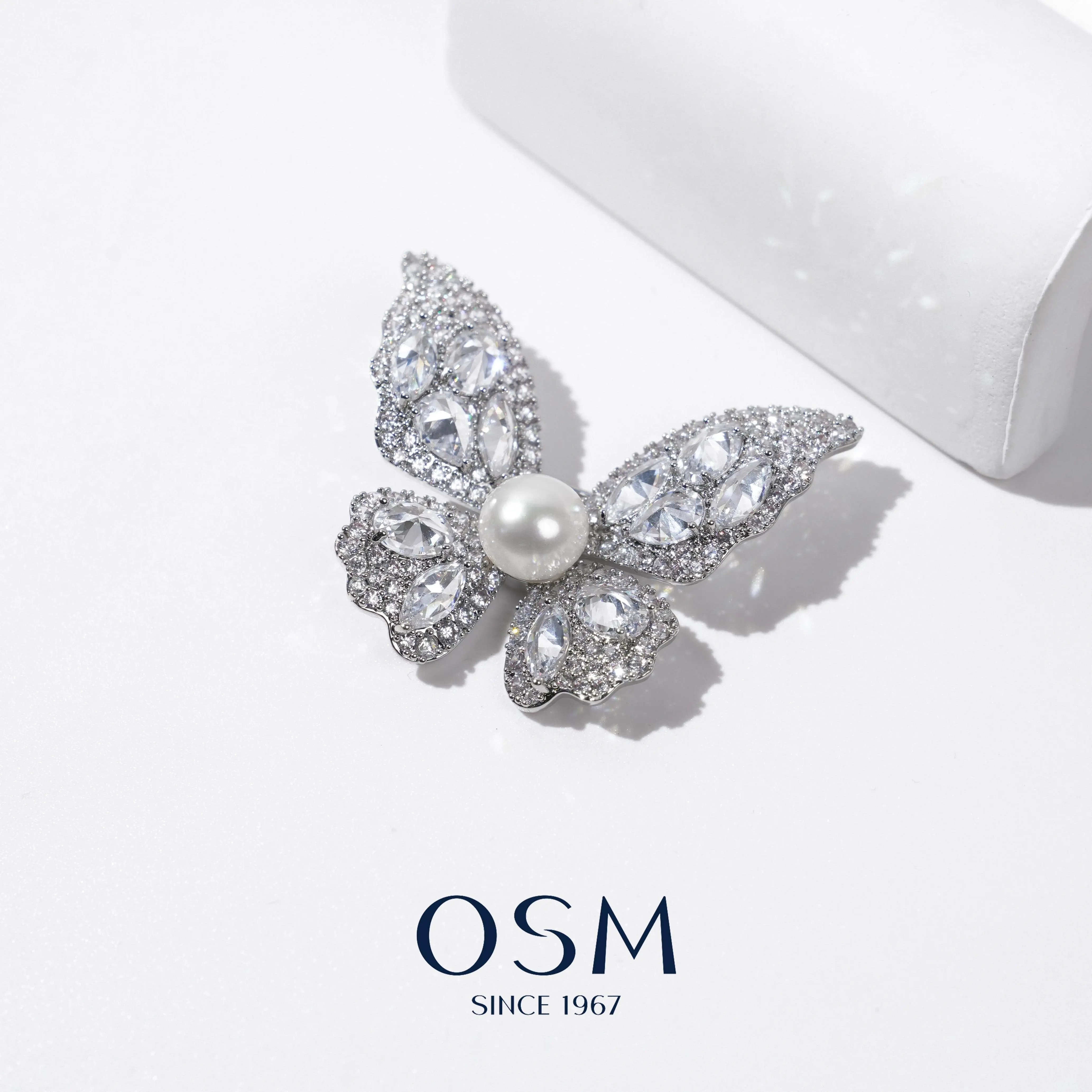 【036387】OSM Butterfly  pearl brooch