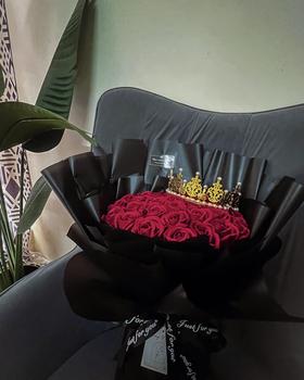 Product Review of Soap Rose Bouquet 55cm with 33 Stalks and Crown Topper 5 Color Variants Perfect for Any Special Occasion Elegant Floral Gift Highlighting Royalty and Lasting Beauty from Z**a A**h 0