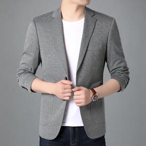 男性的な魅力を披露する、すっきりとしたスタイリッシュな外観で、カジュアルにもビジネスにも適した美しい日本のメンズスーツ。