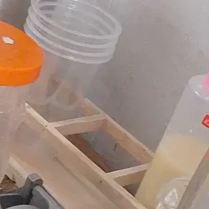 Rak Botol Minimalis ISI 3 dengan Ruangan Rinis