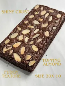 Brownies fudgy toping kacang almond size 20 x 10 cm