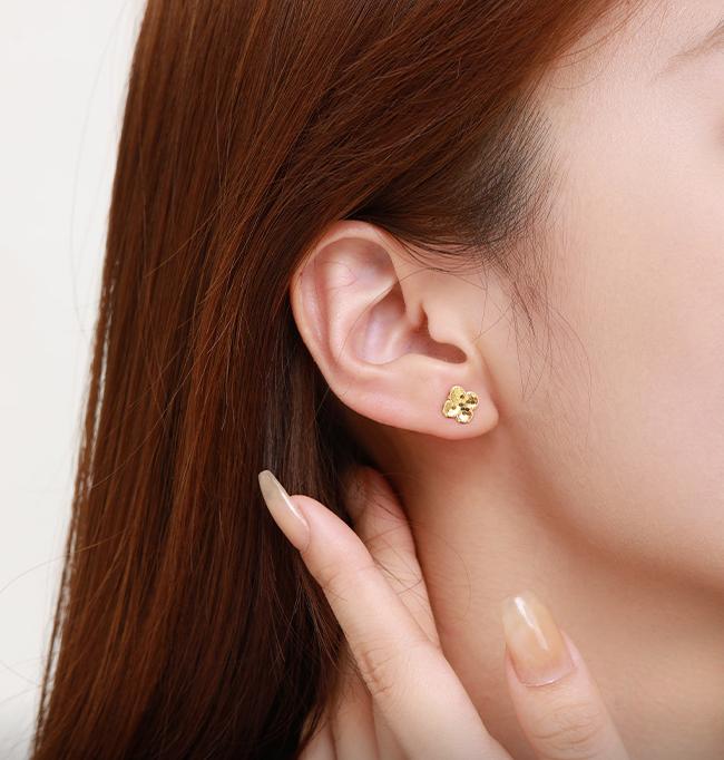 Product Introduction of 【Pre-order】Au999 Pure Gold 24K Shining Clover Fish-scales Daily Fashion Jewelry Earrings 6