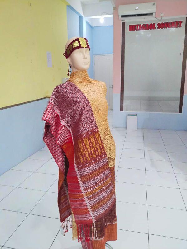Songket Tumtuman tanpa sambung by Hutagaol Songket Songket Tumtuman tanpa sambung by Hutagaol Songket