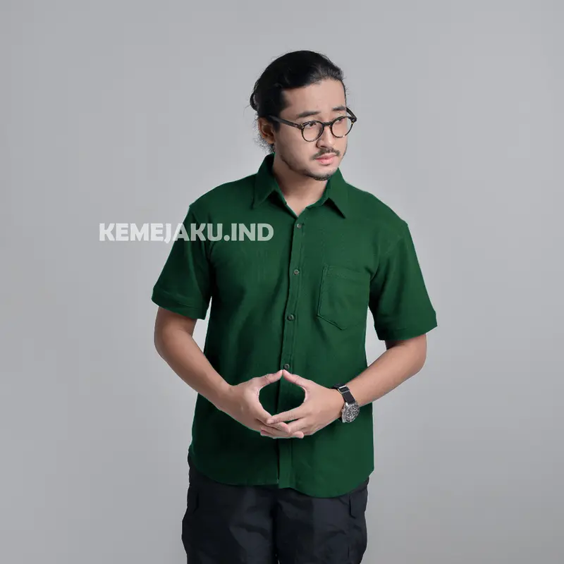 kemeja polos pria lengan pendek premium warna hijau daun 0