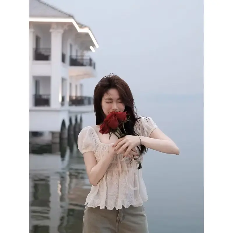 ￼Áo Babydoll Thêu Hoa Cổ Ren Thắt Nơ Dáng Croptop, xinh dã man