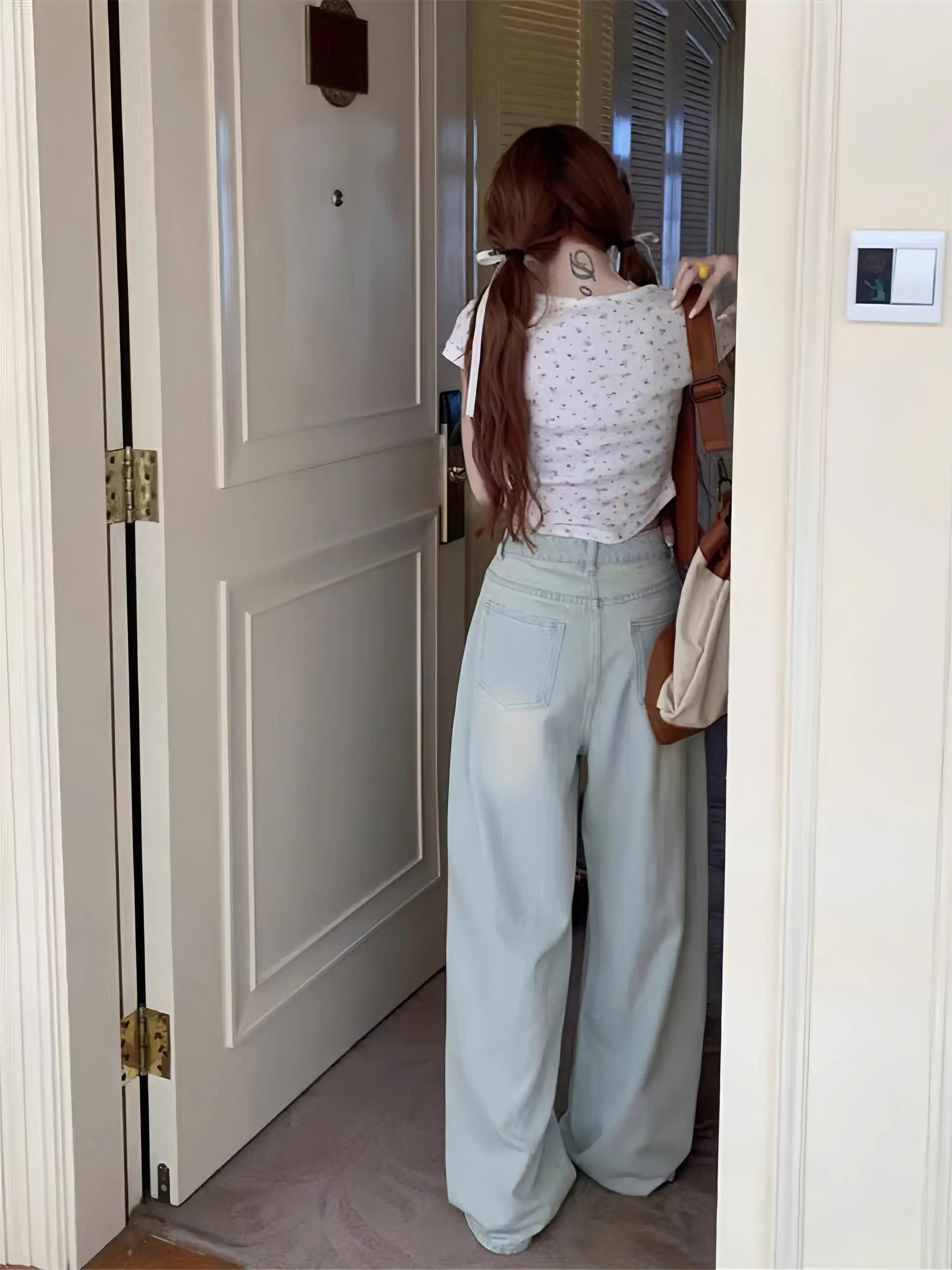 Quần jeans nữ suông lưng cao dáng basic màu xanh ánh bạc dáng chuẩn | BigBuy360 - bigbuy360.vn Quần jeans nữ suông lưng cao dáng basic màu xanh ánh bạc dáng chuẩn | BigBuy360 - bigbuy360.vn