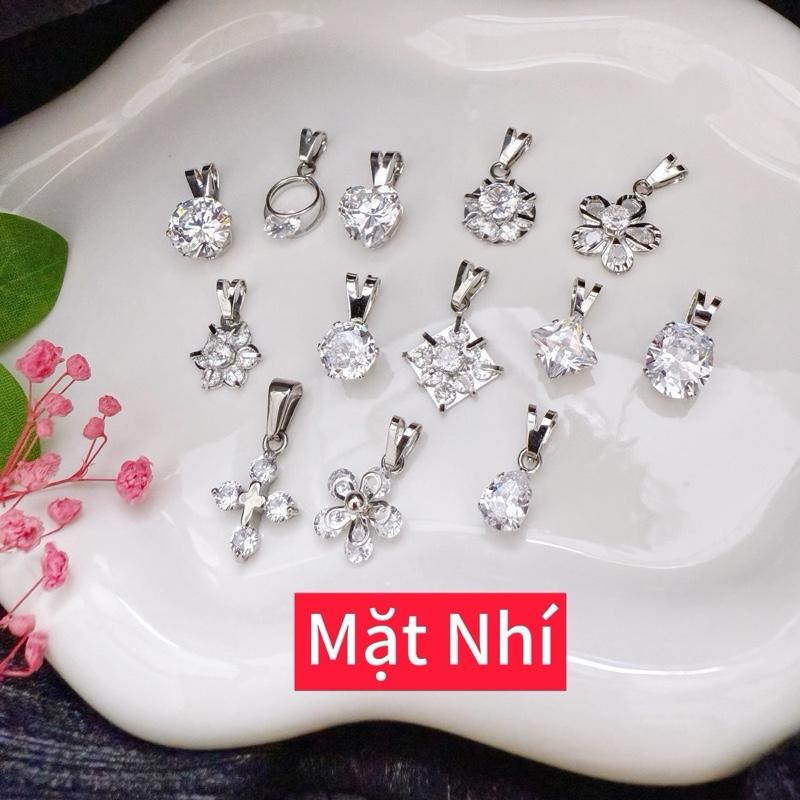 Mặt dây chuyền size nhí dễ thương và sáng đẹp lung linh. Chất liệu inox bền đẹp mặt đá pha lê lấp lánh. kiểu dáng trẻ trung. Đeo hàng ngày xài nước tắm giặt thoải mái. Phối cùng dây chuyền nhiễn. Thích hợp đeo hàng ngày