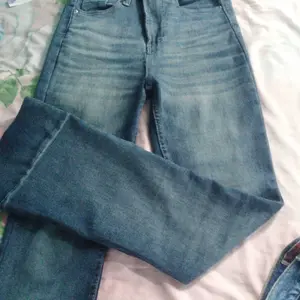 Jennie Cutbray Jeans Higwaist Lipatan Kaki Besar Jeans strecht Wanita