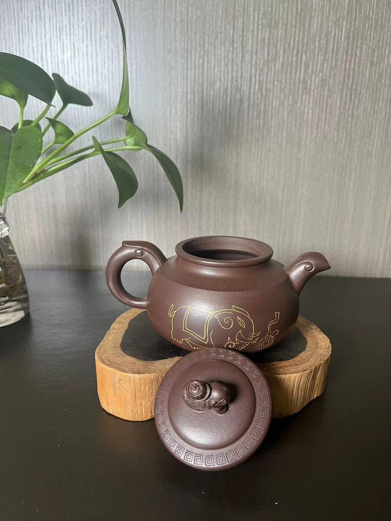Product Introduction of NO.052This pot is made of Yixing raw purple clay. 2