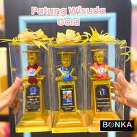 Gambar Plakat Patung Wisuda Gold Hadiah Kelulusan Gift Graduation Custom Sesuai Keinginan 1 Hari Jadi Bonekahandmadesukasuka - Pria dari Bonekahandmadesukasuka Kab. Sukoharjo 1 Tokopedia