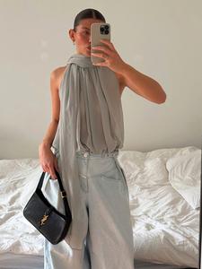 Top sin mangas de mujer de gasa con flor en botón y cuello redondo, diseño elegante de color sólido, opción casual de moda, blusa femenina estilosa
