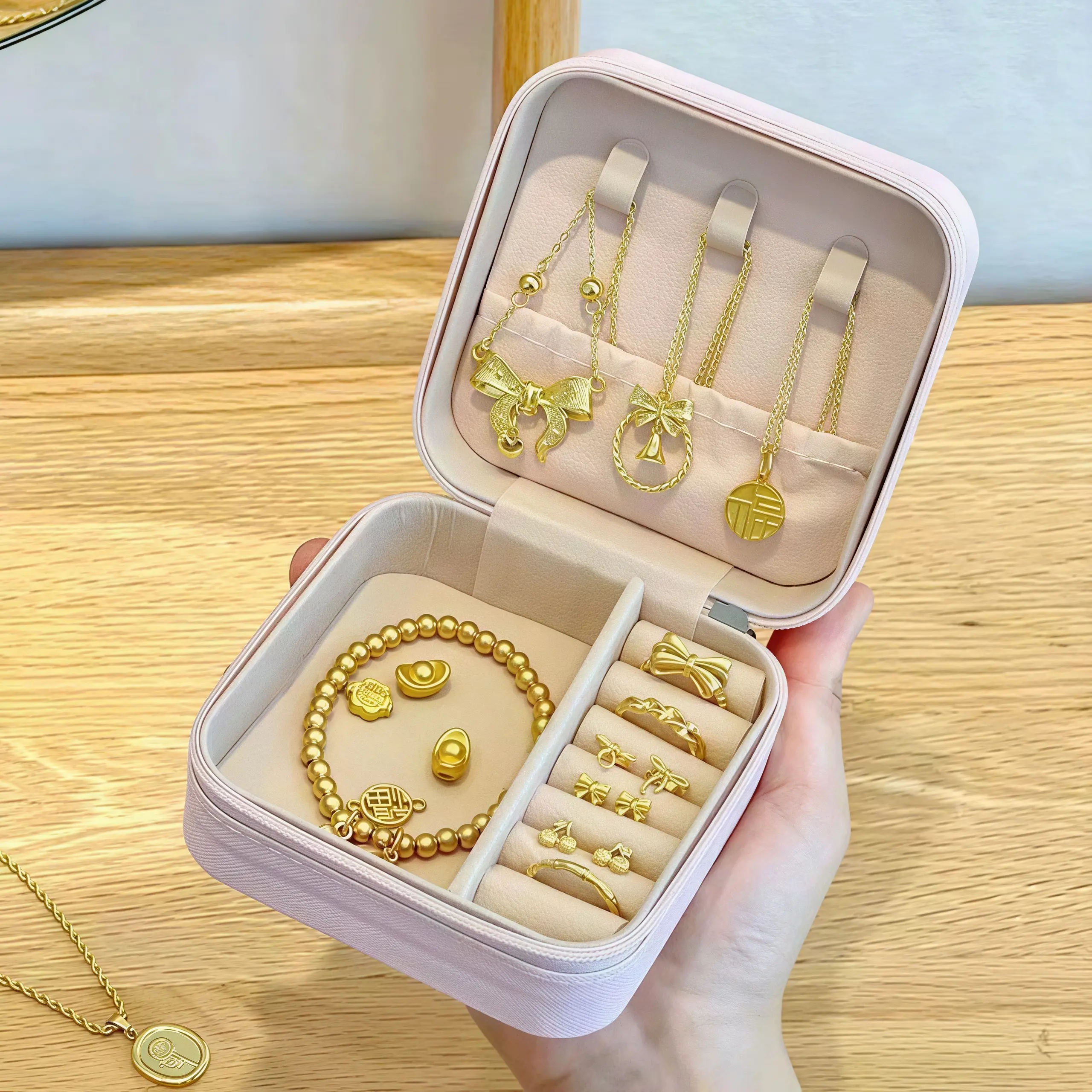 【Sam's Market】 Kotak Penyimpanan Perhiasan Portable dengan Desain Minimalis untuk Anting Cincin Box Kalung Gelang Fungsi Optimal dan Praktis 【Sam's Market】 Kotak Penyimpanan Perhiasan Portable dengan Desain Minimalis untuk Anting Cincin Box Kalung Gelang Fungsi Optimal dan Praktis