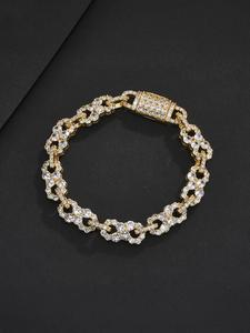 ICED CHICS 八角形のインフィニティブレスレット（銅製、キュービックジルコニア入り）。テクスチャーのあるストリートカジュアルスタイルのブレスレット。パートナーへの最高のギフトに最適で、デートやパーティーにもぴったりです。