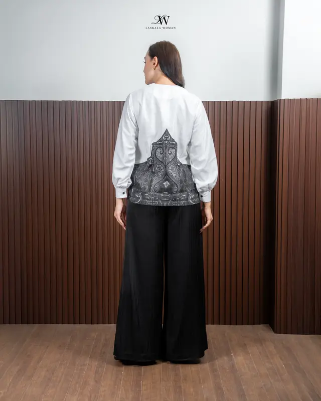 Laskala Woman Rafa Blouse Batik Putih Lengan Panjang 5