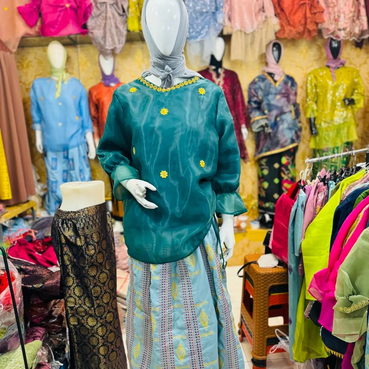 Baju Bodo Four Set Khas Bugis Makassar