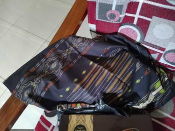 Product Review of Sarung Atlas Idaman Kembang - Motif BHS Hitam Batik from R**i 1