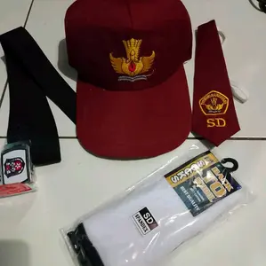 topi sd dasi cw/cowo sabuk kaos kakai (1set)