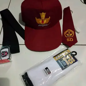 topi sd dasi cw/cowo sabuk kaos kakai (1set)