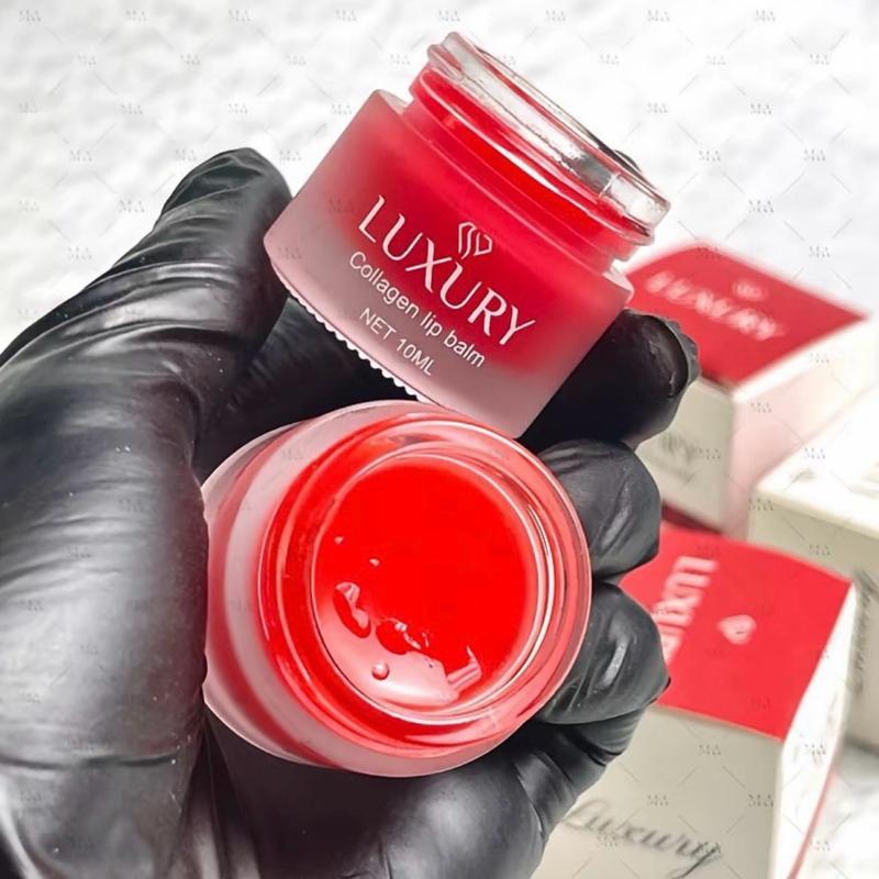 son dưỡng môi lựu đỏ luxury giúp cấp ẩm sâu cho môi căng bóng mềm mại, kích màu môi giúp giảm thâm loang, môi tươi hơn mỗi ngày