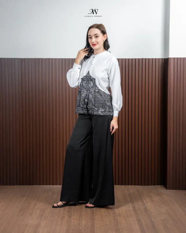 Laskala Woman Rafa Blouse Batik Putih Lengan Panjang 1