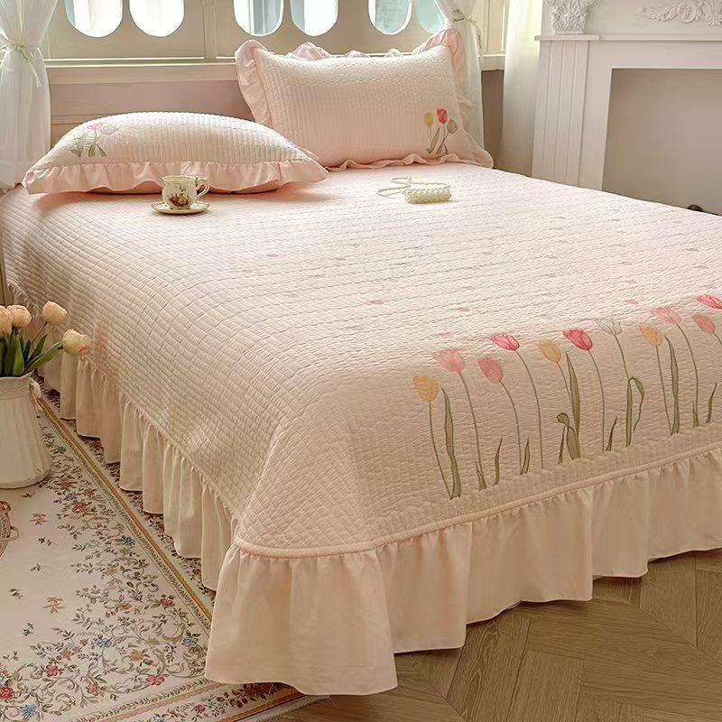 Set Chăn Ga Gối Trần Bông Họa Tiết Thêu Hoa Tulip Tinh Tế Sang Trọng Kết Hợp Viền Bèo Chất Liệu Cotton Giặt Máy Được.