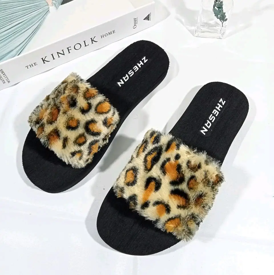 sandal wanita selop bulu motip macan kekinian