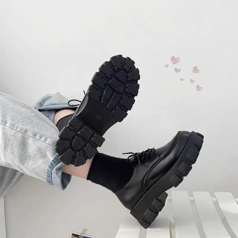 Sepatu Wanita Docmart Semi Boots Sol Tebal 5cm Hitam Gloosy dan Doff Gaya Klasik 4