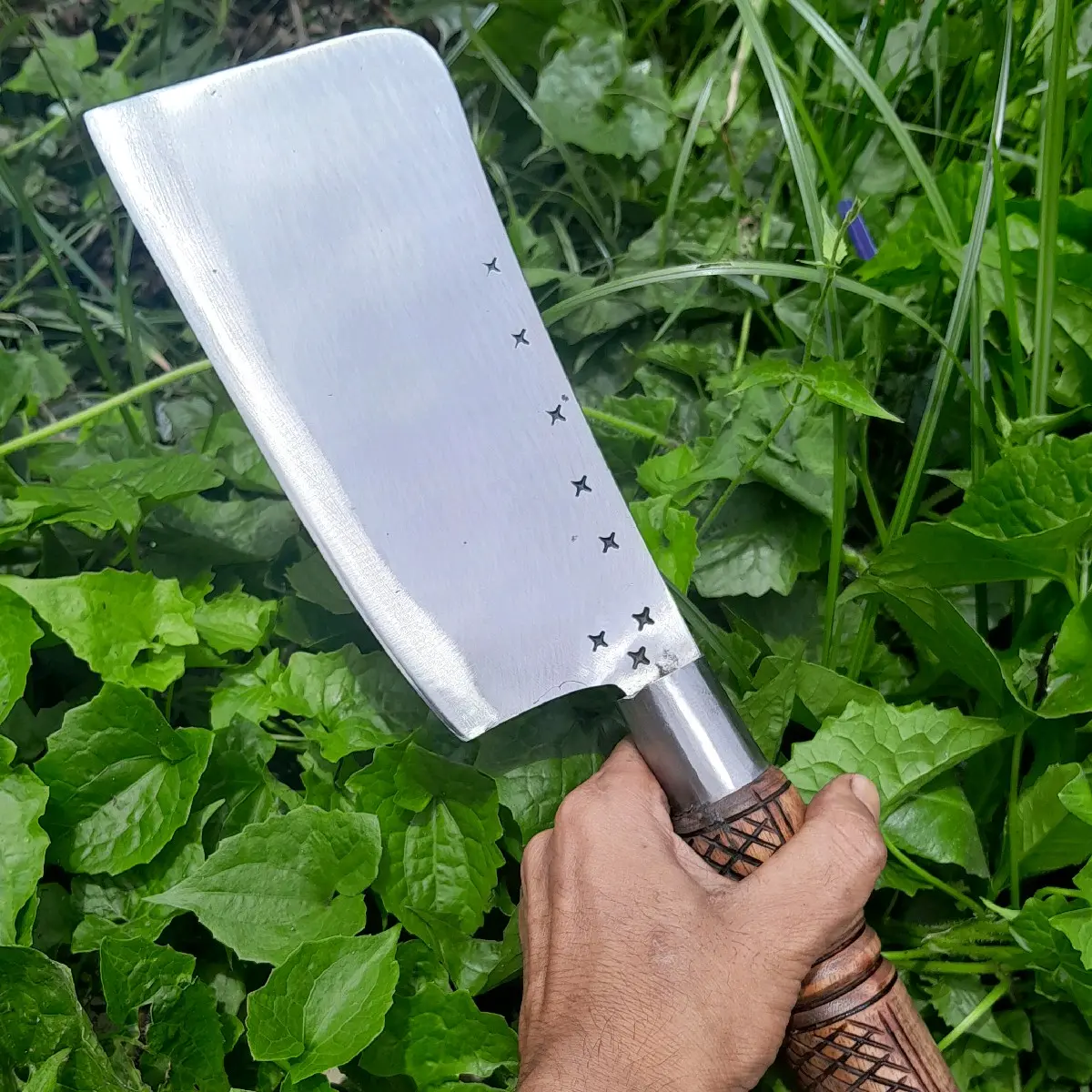 Pisau cacah tulang dan kayu