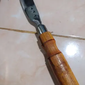 alat untuk memotong rumput dan tani