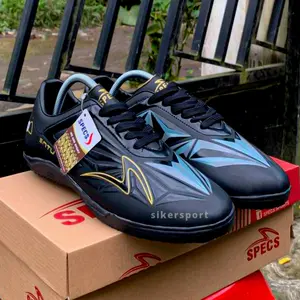 Specs Sepatu Futsal Accelerator Satu PRO IN Hitam Gold Bahan PIU Sintetis Kualitas Import Terbaik Outsoll Karet Rabber Asli Technology Studs Grip Baik Vertecs Melindungi Kaki Dan Meningkatkan Stabilitas Pemain