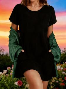 Este vestido corto de color liso es cómodo e informal, adecuado para ocasiones informales y se puede usar durante todo el año.