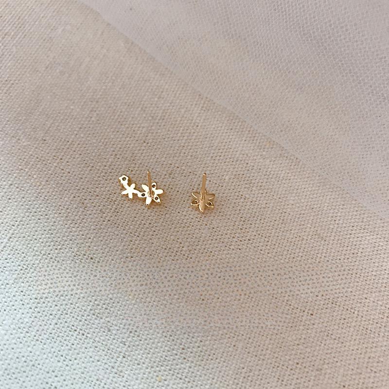Product Introduction of Simple S925 Silver Flower Earrings Female Small Zircon Fashion Earrings 18