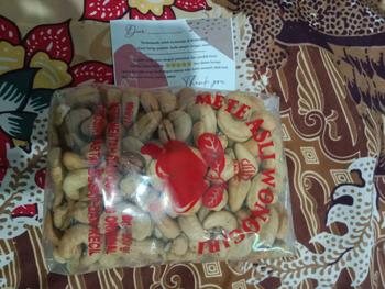 Product Review of Kacang Mete Goreng Gurih Bawang Kemasan 500gr Food  Snacks Mede Asli Wonogiri from s**s 1