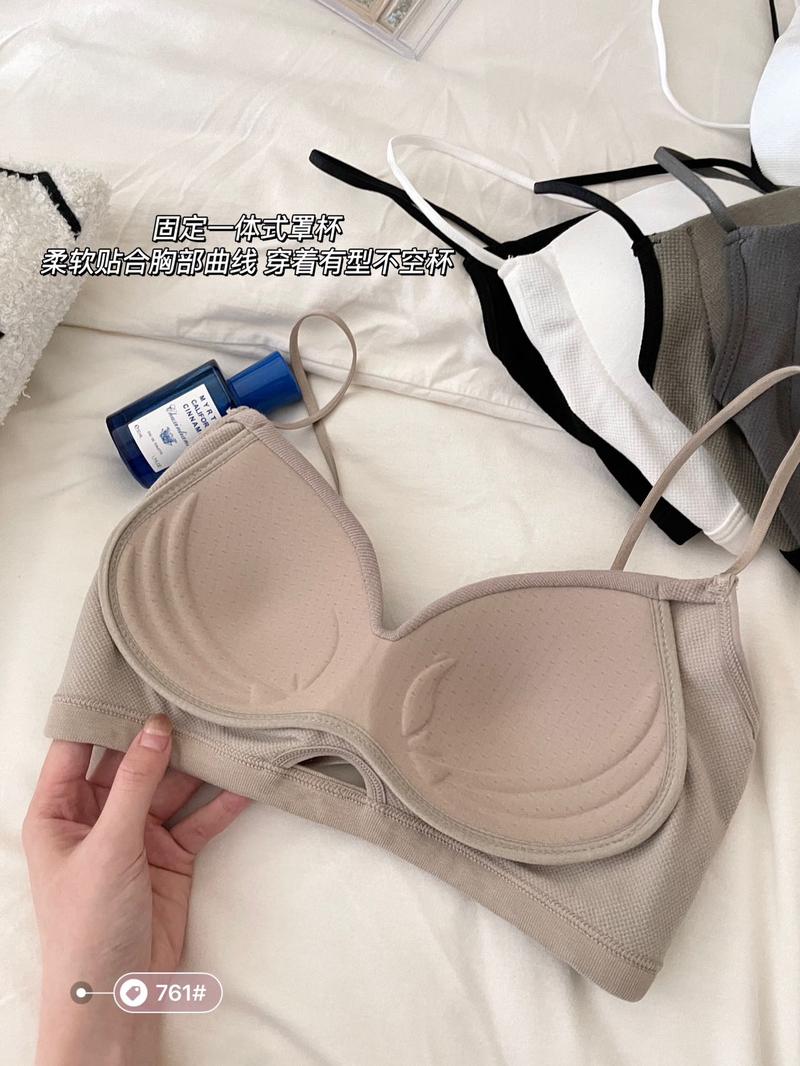 Product Introduction of Seamless Back Underwear for Women with Comfortable Belt, Chest Cushion, Hollow Back Fixed Cup, Sweet Chest Deep V Women's strapless 19