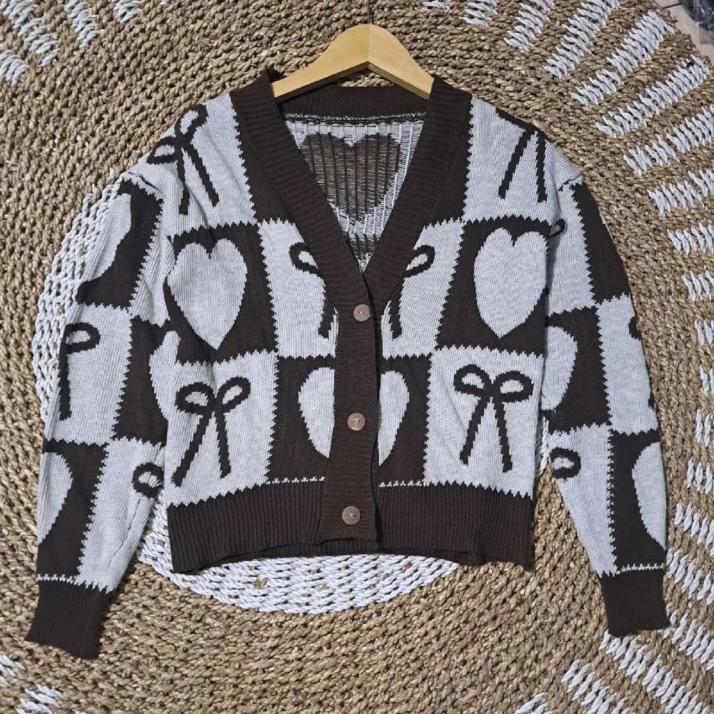 Cardigan Pola Hati dan Pita Warna Coklat dan Putih dengan Tombol Kancing