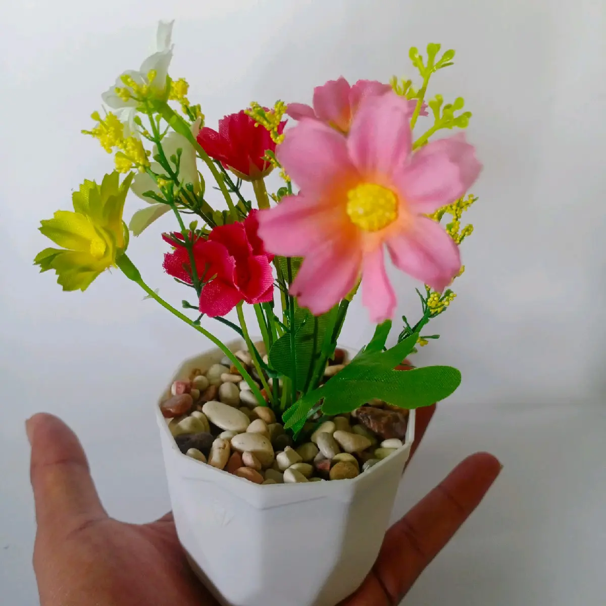 BUNGA PLASTIK MINI + VAS NO 8 CM MODEL RANDOM