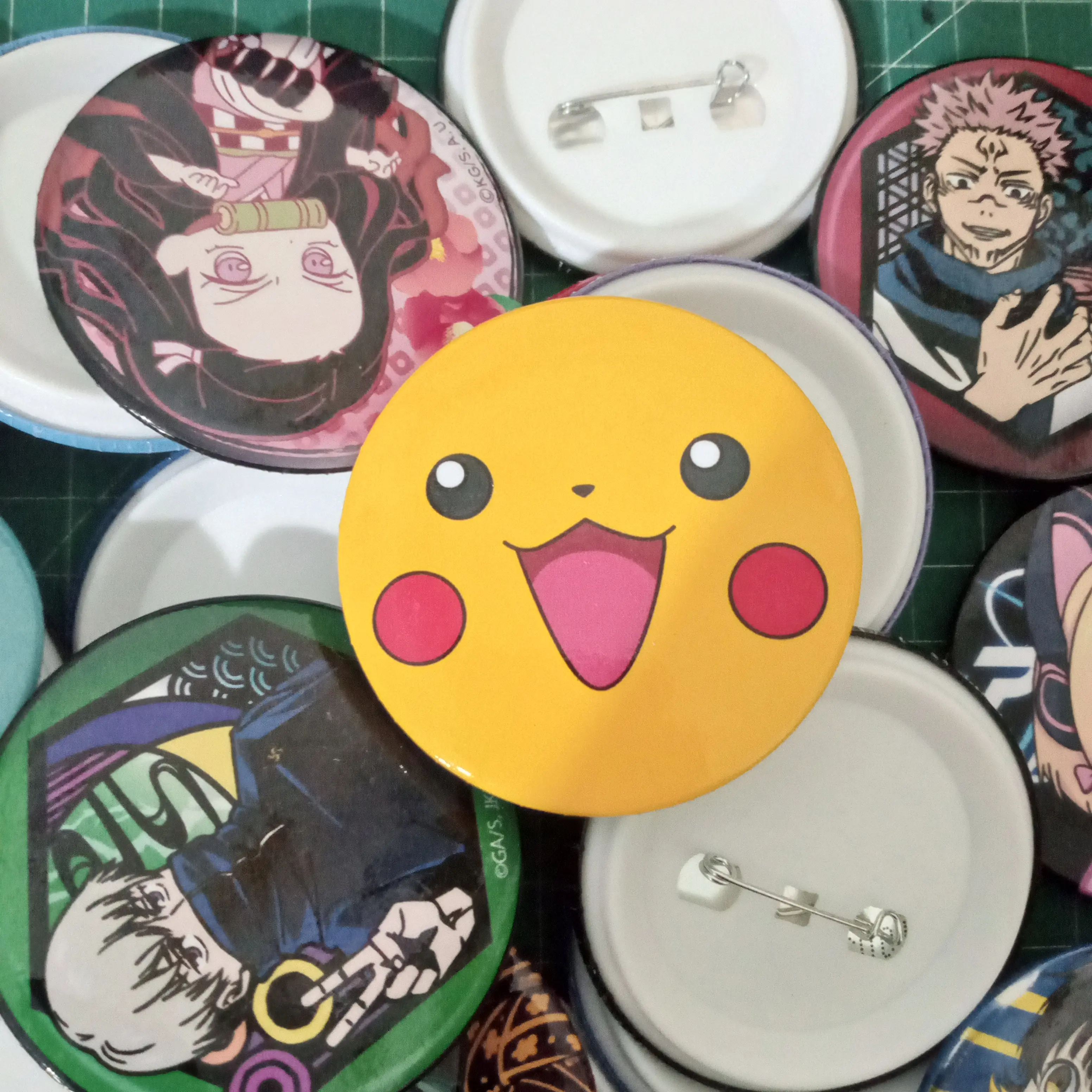 Pin Peniti Custom 44mm Murah Satuan dengan Desain Kustom