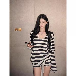 ชุดนอนลายทางขอบลูกไม้ สำหรับผู้หญิง สไตล์น่ารักและเซ็กซี่ คอลเลคชั่นฤดูใบไม้ผลิ/ฤดูร้อน มาใหม่ เสื้อยืดแขนยาวทรงหลวม ชุดกางเกงขาสั้น เหมาะสำหรับใส่อยู่บ้าน