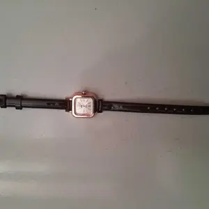 Loreo - Jam Tangan Wanita Kecil Casual / Jam Tangan Analog Strap Pu Gaya Elegan