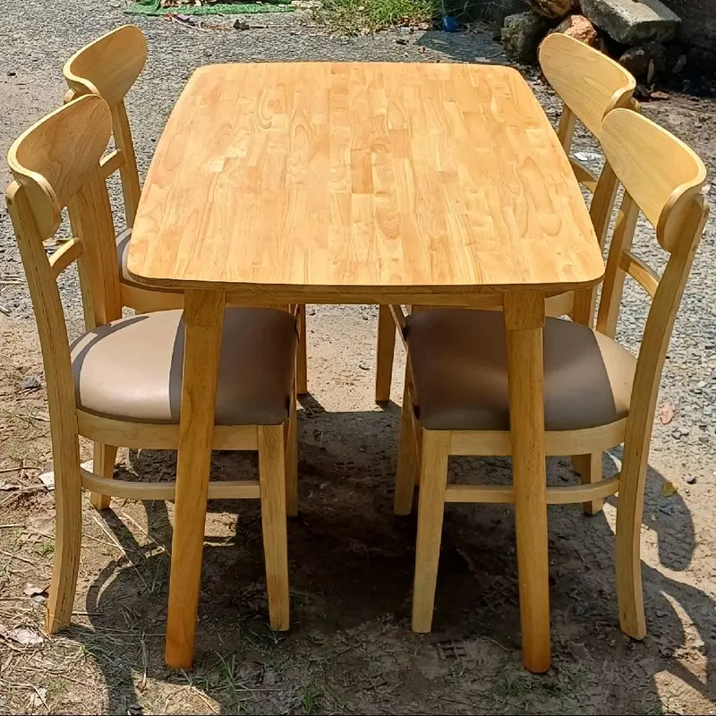 BỘ BÀN ĂN 4 GHẾ CHẤT LIỆU GỔ CAO SU. 4