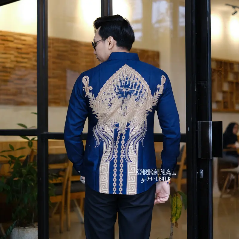 Batik Sastrajendra. Atasan Baju Kemeja Lengan Panjang Cowok Dewasa. Motif Marmer Warna Biru  Kain Katun Lapis Furing Slimfit Nyaman Pria Mewah Navy Printing Hem 2