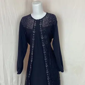 Abaya Brukat dengan Hiasan Mutiara dan Motif Etnik untuk Tampilan Elegan dan Mewah