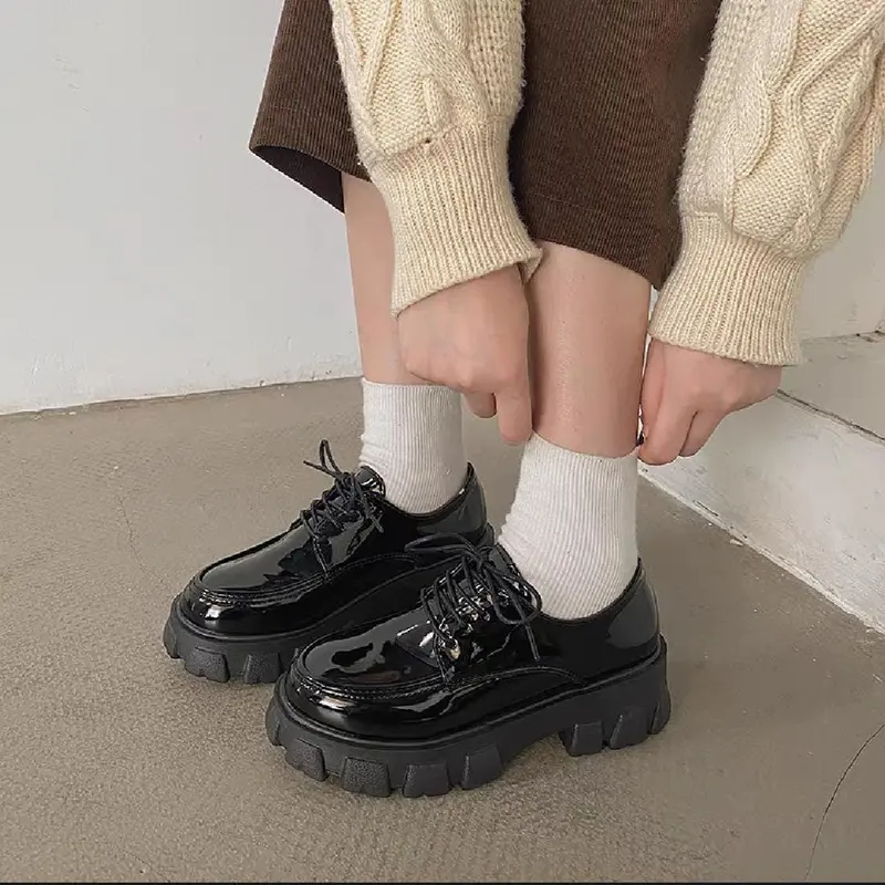 Sepatu Wanita Docmart Semi Boots Sol Tebal 5cm Hitam Gloosy dan Doff Gaya Klasik 3
