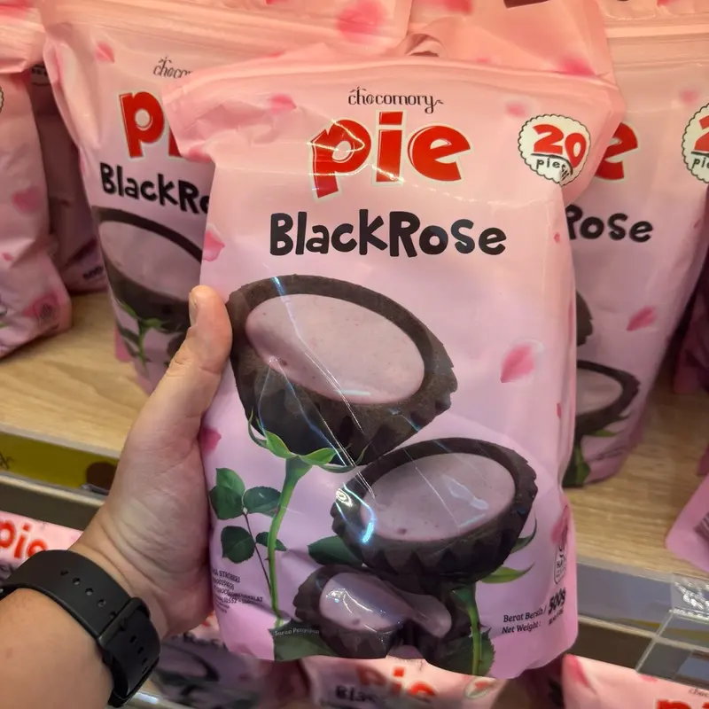 Pie Black Rose Chocomory Pie Coklat Rasa Strawberry (isi 20) 0
