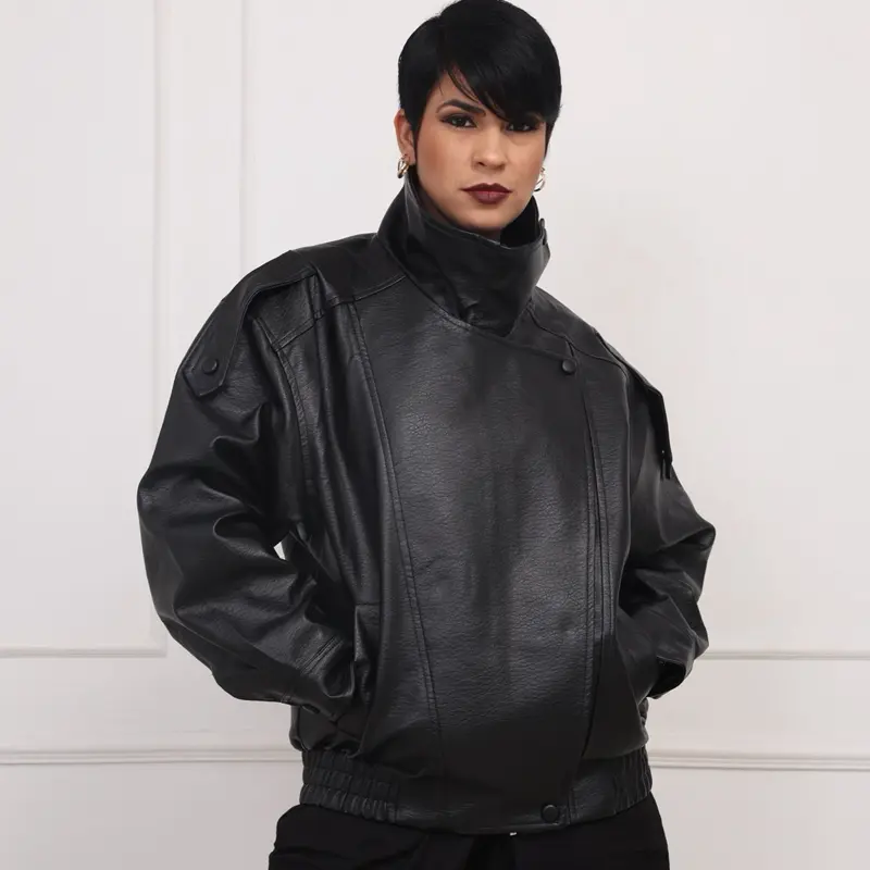 Jaqueta Feminina Oversize em Couro PU Preto com Fechamento Assimétrico e Gola Alta Estilosa para Looks Urbanos e Elegantes - 2