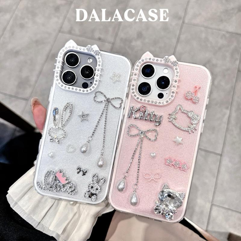 Ốp Lưng Nhũ 2 Lớp Hồng Kem Camera Kitty Charm Dây Đá TT + Kitty Thuỷ Tinh Thỏ Đá Love
