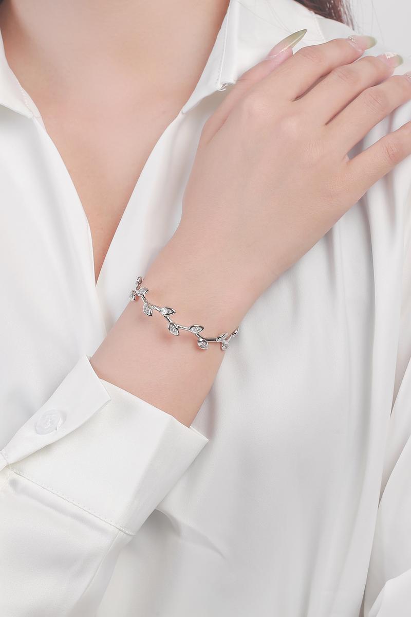 Product Introduction of ELENKA - Vòng Tay Mạ Vàng 18K, Đính Đá Zircon, Thiết Kế Lá Nhỏ 2