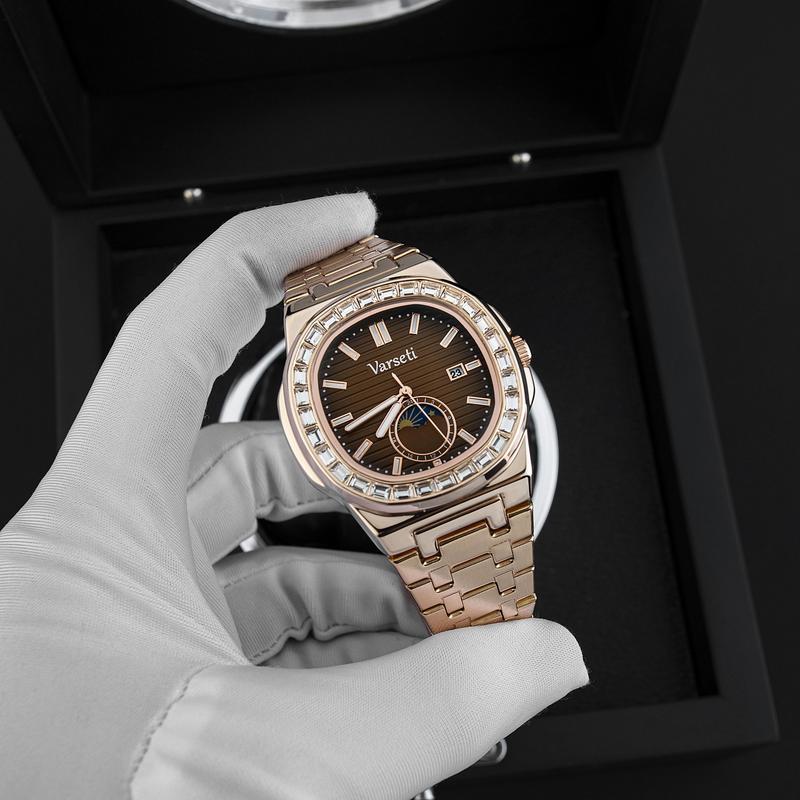 Deal Xả Kho Độc Quyền ĐÌNH TRƯỞNG - M233 – Đồng hồ pin Varseti Quartz nam dây thép mạ vàng hồng – Mặt nâu vân ngang sang trọng lịch ngày 3h lịch trăng Moonphase 6h – Viền đính đá baguette cao cấp phong cách doanh nhân